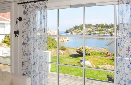 Flekkerøy House | Nice home in Flekkerøy with kitchen