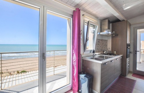 Casuzze House | Nice home in Kaukana with kitchenette