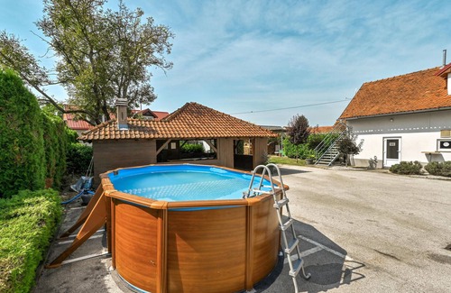 Majerje House | Nice home in Majerje with sauna