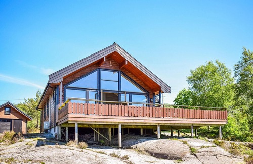 Nedstrand House | Nice home in Nedstrand with kitchen