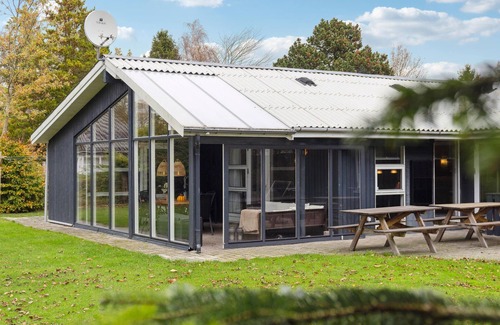Bøtø By House | Nice home in Væggerløse with sauna