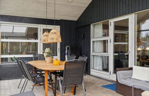 Bøtø By House | Nice home in Væggerløse with sauna