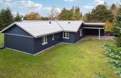 Bøtø By House | Nice home in Væggerløse with sauna