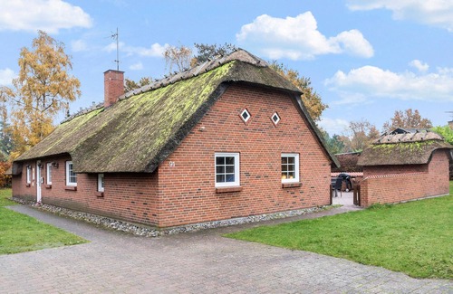 Bøtø By House | Nice home in Væggerløse with sauna