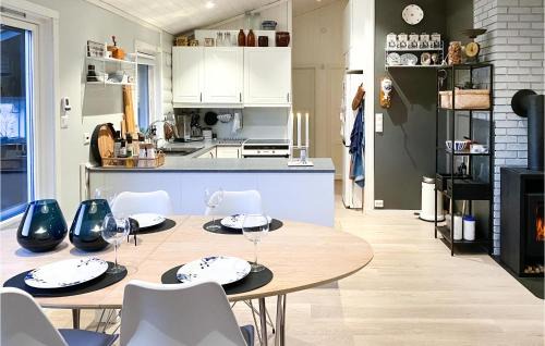 Midsund Municipality House | Nice Home In Vatne With Jacuzzi