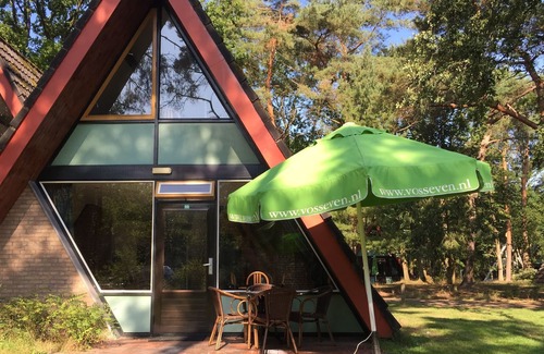 Stramproy House | Nice house with a terrace, located near a pond