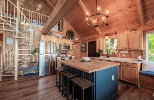 Birchwood Cabin | Nice Lake Escape Hot Tub Pontoon ATV Snowmobile Trails Lakefront & More!