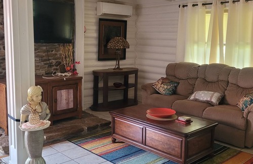 Lebanon Cabin | Nice log cabin home in the heart of bourbon country. Pet friendly.