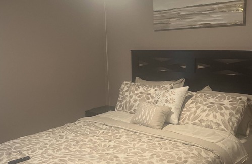 Detroit House | Nice quiet 2-story brick home with fire place