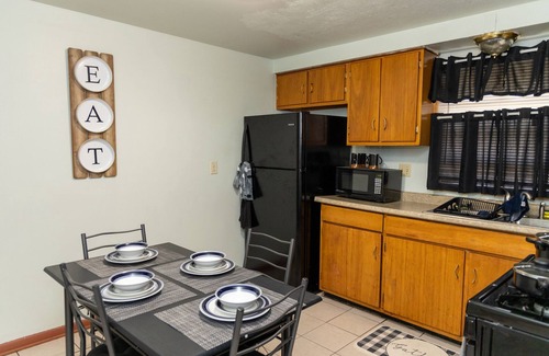 Milwaukee House | Nice three 3 bedroom unit with free parking and wi-fi