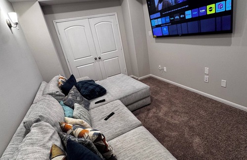 Cypress House | Nicely Cozy Room with Wi-Fi and AC in Cypress