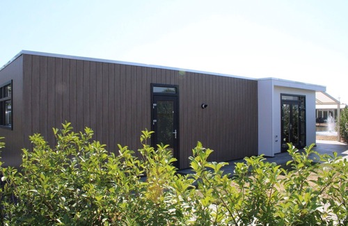 Lathum House | Nicely located by a cozy pond.
