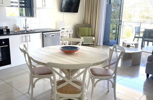 Urangan Apartment | Nicest 1 Bdrm Top Floor Unit Ocean Views Pool Spa Walk to Marina
