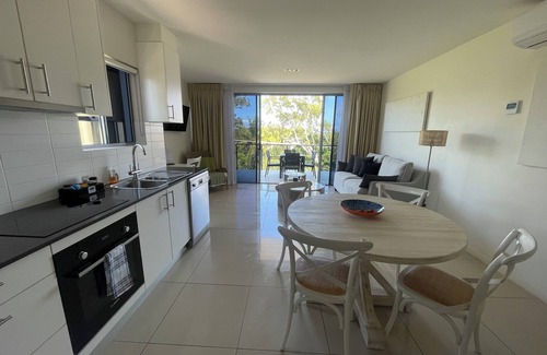Urangan Apartment | Nicest 1 Bdrm Top Floor Unit Ocean Views Pool Spa Walk to Marina