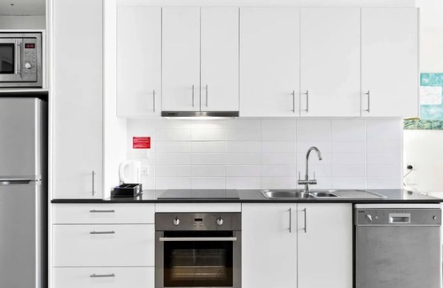 Urangan Apartment | Nicest 1 Bdrm Top Floor Unit Ocean Views Pool Spa Walk to Marina