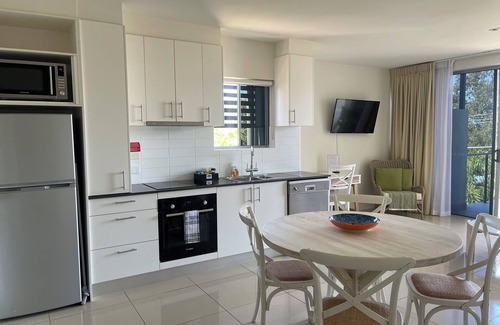 Urangan Apartment | Nicest 1 Bdrm Top Floor Unit Ocean Views Pool Spa Walk to Marina