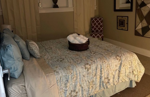 Freetown - Port Rico House | Night at the Museum-Historic home with front porch near Downtown sleeps 8