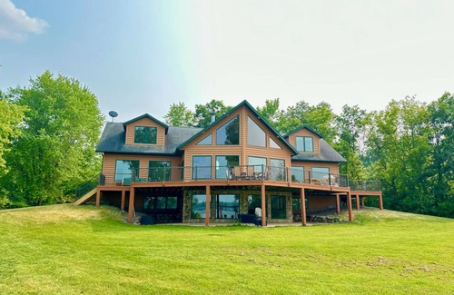 Briggsville House | Niima Outpost on Lake Mason