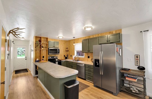 McCall Cabin | Nine Pines Outpost: Pet Friendly, Hot Tub, Game Room, w/Private Treetop Escape.