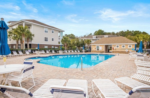 Longs Condo | NMB Barefoot Resort! 2/2, 2nd floor, balcony, pool, W/D, pet friendly, king bed!