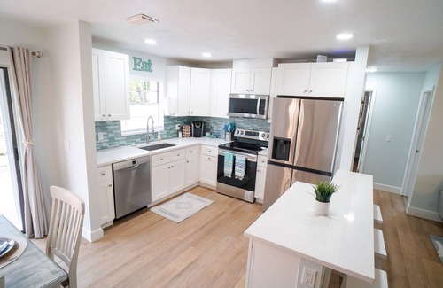 Jensen Beach House | nNewly Renovated & Spacious 3BR Family-Friendly Home by Downtown & Beach