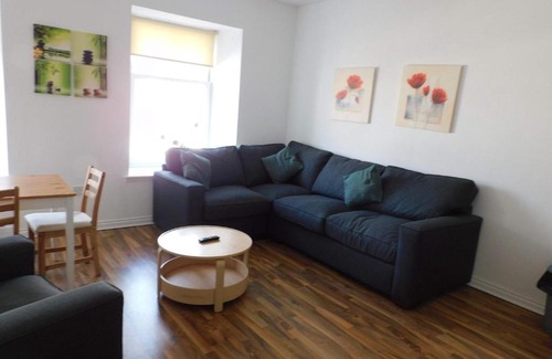 Lanark Apartment | No 1 - 2 bedroom apartment in Lanark Town Centre