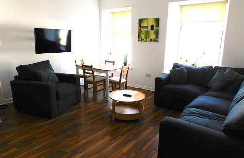Lanark Apartment | No 1 - 2 bedroom apartment in Lanark Town Centre