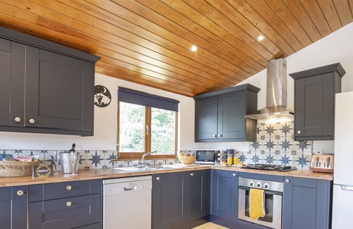 Fangfoss House | NO 22 CHERRY BLOSSOM, pet friendly, with hot tub in Wilberfoss