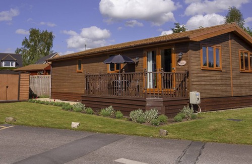 Fangfoss House | NO 22 CHERRY BLOSSOM, pet friendly, with hot tub in Wilberfoss