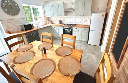 Foxley Cottage | No.5 Hedgehog Den Large dog friendly garden with hottub