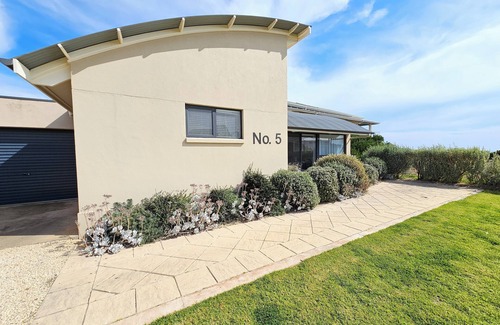 Waterhouse House | No 5 - Pristine property with an ocean blue back drop