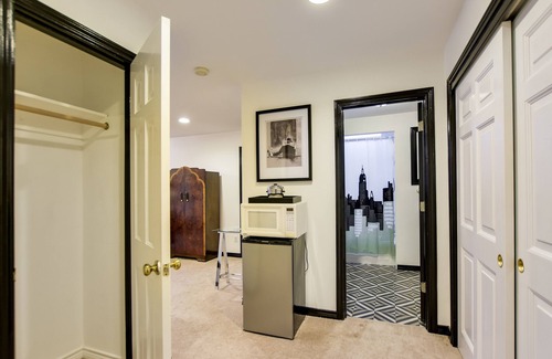 Travis Heights House | No Clean Fee! Graduations! Weddings! 2 Walk to SoCo & DT Hot Tub/Plunge pool