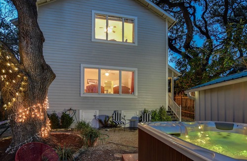 Travis Heights House | No Clean Fee! Graduations! Weddings! 2 Walk to SoCo & DT Hot Tub/Plunge pool
