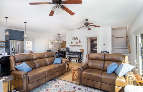 Old Fort Cabin | No cleaning fee near Asheville Luxury 4 bedroom Mountain View Home with hot tub