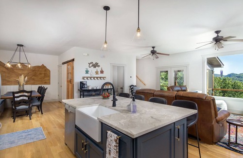 Old Fort Cabin | No cleaning fee near Asheville Luxury 4 bedroom Mountain View Home with hot tub