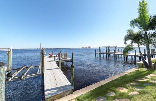 Yacht Club Villa | No dock anymore -SEABIM villa XANZURIO - located on the river * pool
