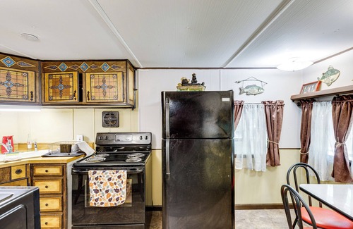 Langston Cabin | No Pet Fee! Family Cabin 2 Mi to Lake Guntersville