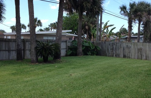 Oakview Heights House | No snow here. 5 minute walk to the beach. Quiet neighborhood.
