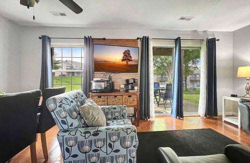 Table Rock Condo | NO STEPS Close to strip, marina, quiet & secluded