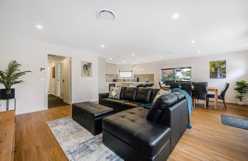 Warrane Villa | No5, Modern NEW Villa-10 min to CBD/Airport.