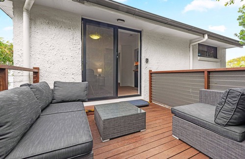 Brisbane Apartment | Noble House ~ 2 Bed/1Bath/1 Car ~ Parklands + Transport