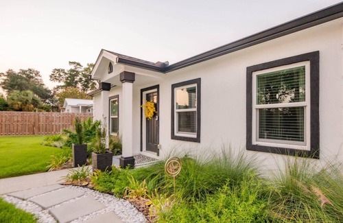 Warrington Villa | Noir&Blanc Villa| Modern Home Oasis (entire house)