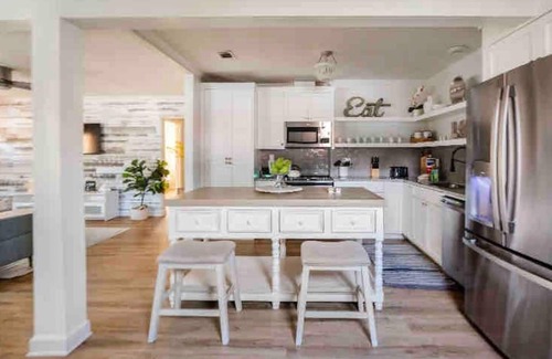 Warrington Villa | Noir Villa /2 bed 2 bath Modern Golf Oasis