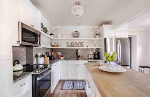 Warrington Villa | Noir Villa /2 bed 2 bath Modern Golf Oasis