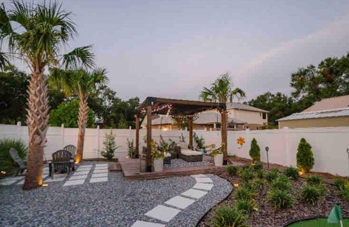 Warrington Villa | Noir Villa /2 bed 2 bath Modern Golf Oasis