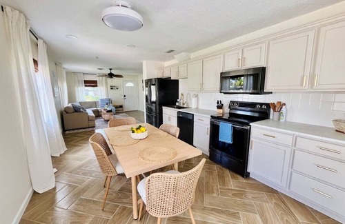 Laurel Apartment | Nokomis Waterfront Unit Walk to the Beach & Dining