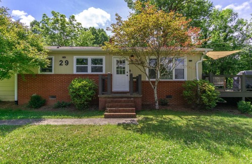 Old Fort House | Nomad Retreat Pet-Friendly, Hot Tub & Mountain View