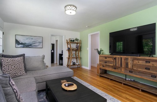 Old Fort House | Nomad Retreat Pet-Friendly, Hot Tub & Mountain View