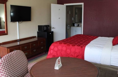 Perry House | Non-smoking King 1st Floor Accommodation at FairBridge Inn Express Perry