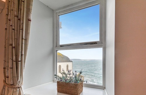 Cawsand Cottage | Nor Nour - sleeps 6 guests in 3 bedrooms